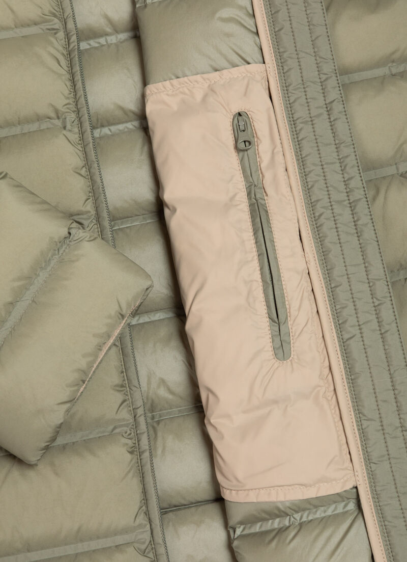 Down jacket with seamless quilting