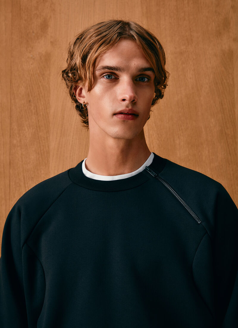 Sweatshirt with zip-up neck