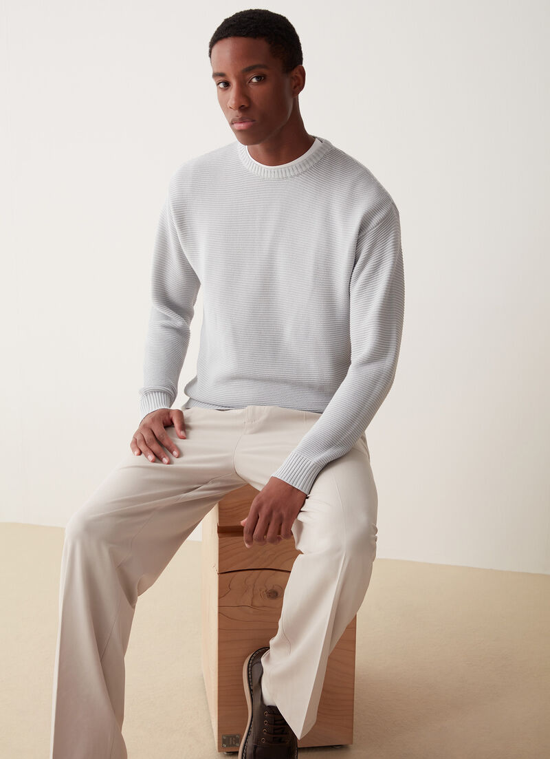 Round-neck pullover with raised knit