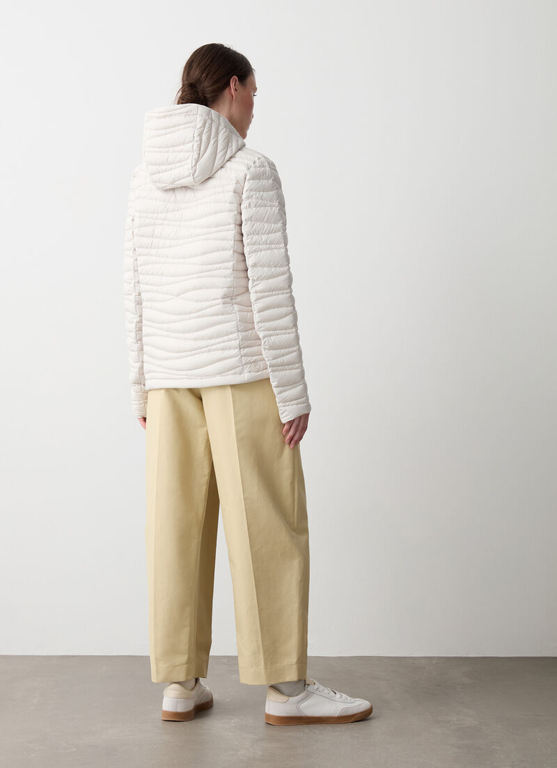 Hooded down jacket with wave quilting