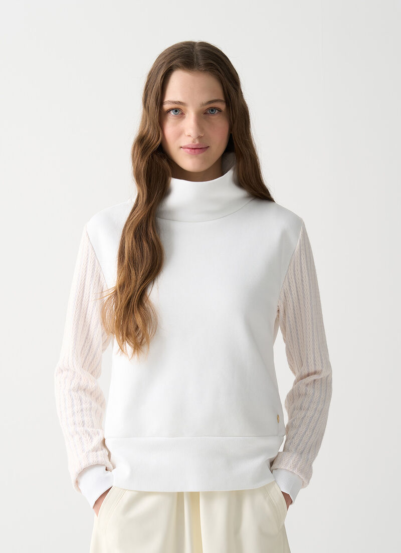 Sweatshirt with cable-knit sleeves