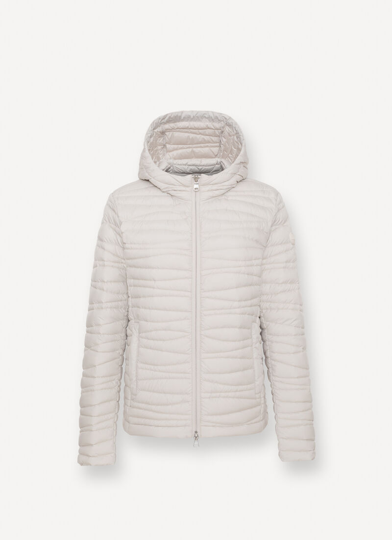 Hooded down jacket with wave quilting