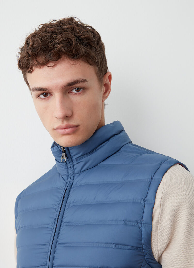 Down vest with seamless quilting