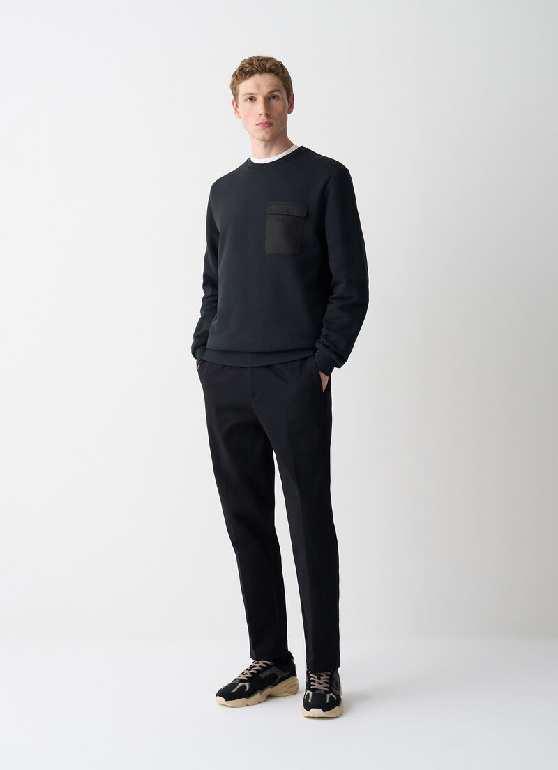 Sweatshirt with breast pocket