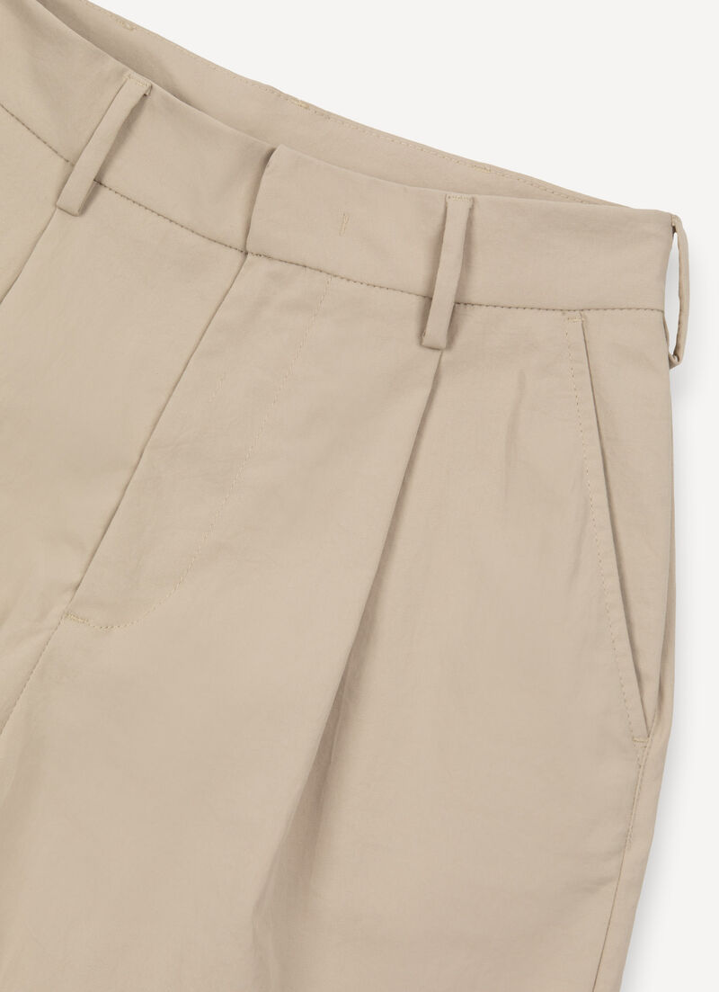 Easy care shorts with darts