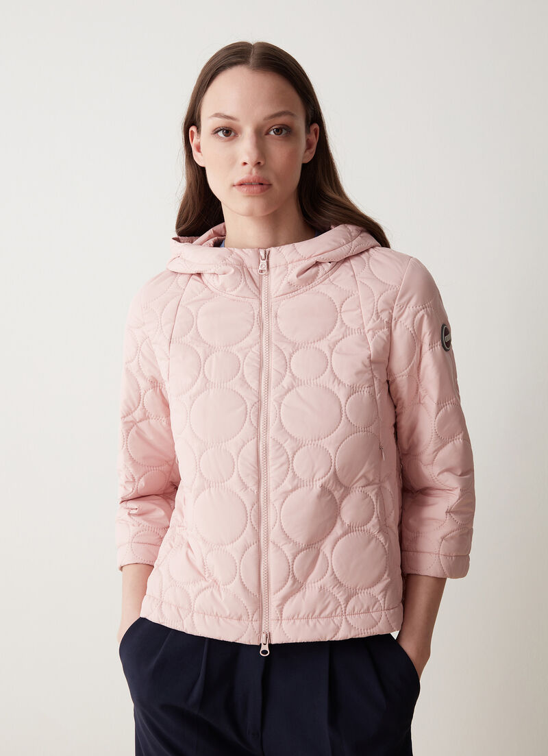 Hooded cape with rounded quilting