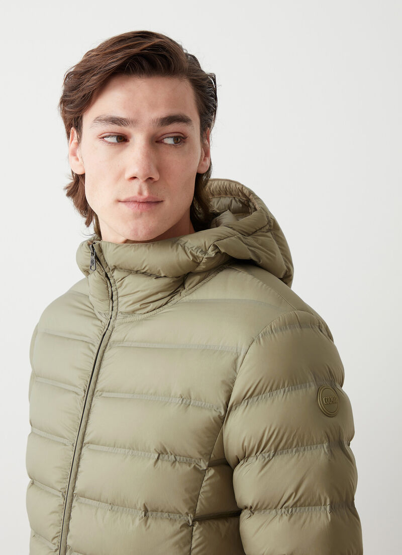 Down jacket with seamless quilting
