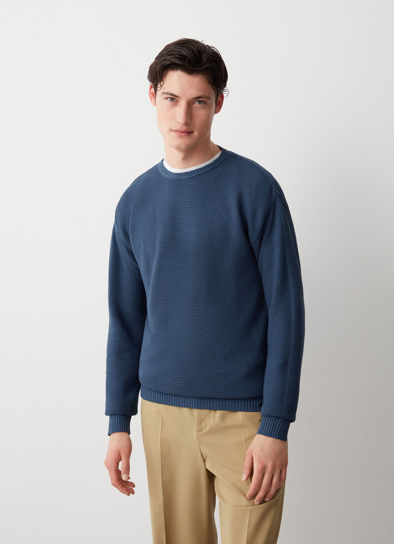 Round-neck pullover with raised knit