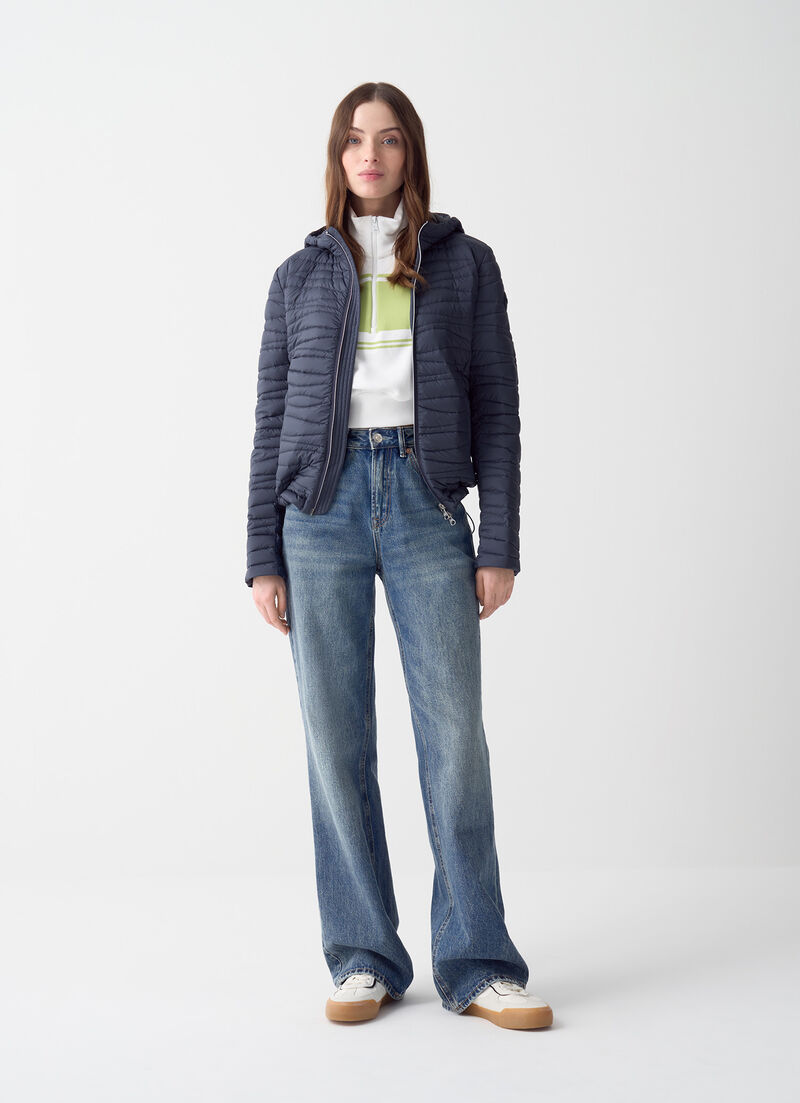 Hooded down jacket with wave quilting