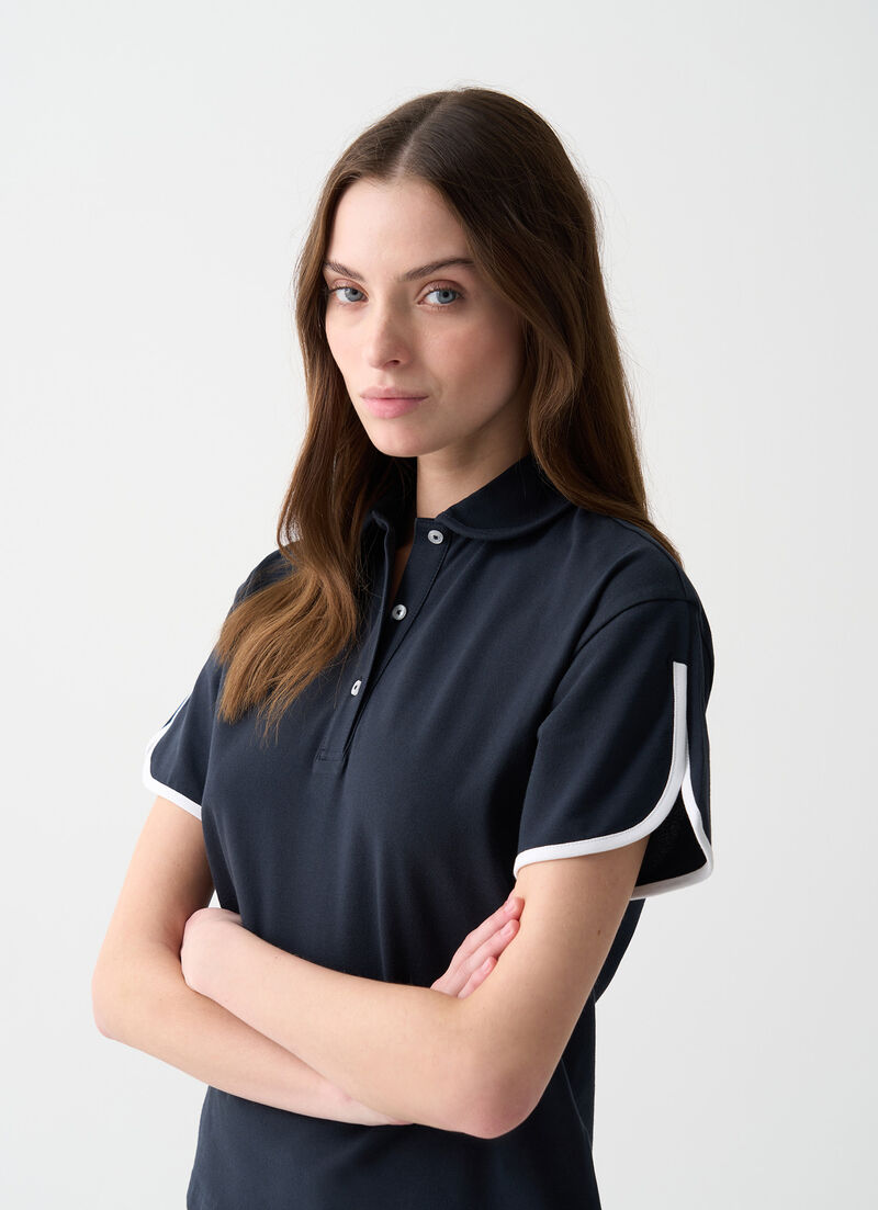 Polo-shirt with rounded sleeves