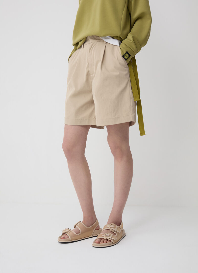 Easy care shorts with darts