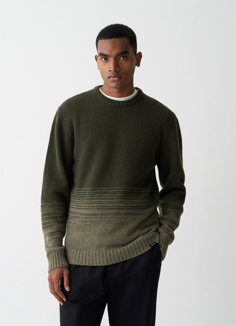 Two-tone pullover