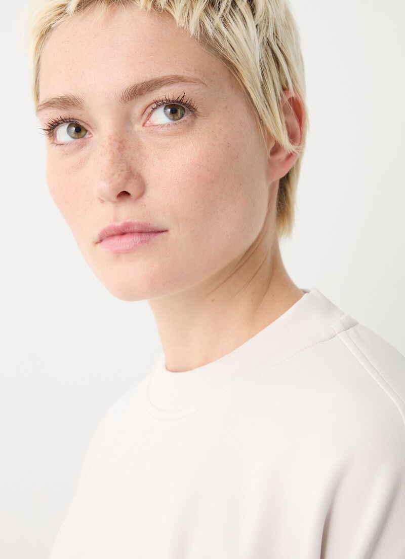 Cropped sweatshirt with rounded hem