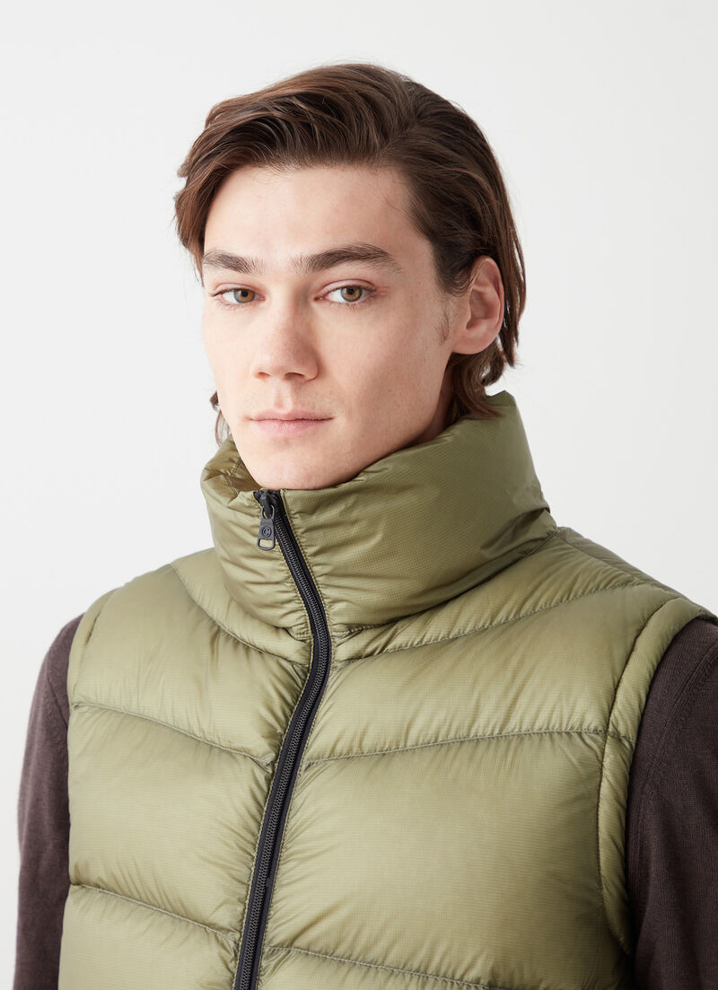 Ripstop nylon down vest with wavy quilting