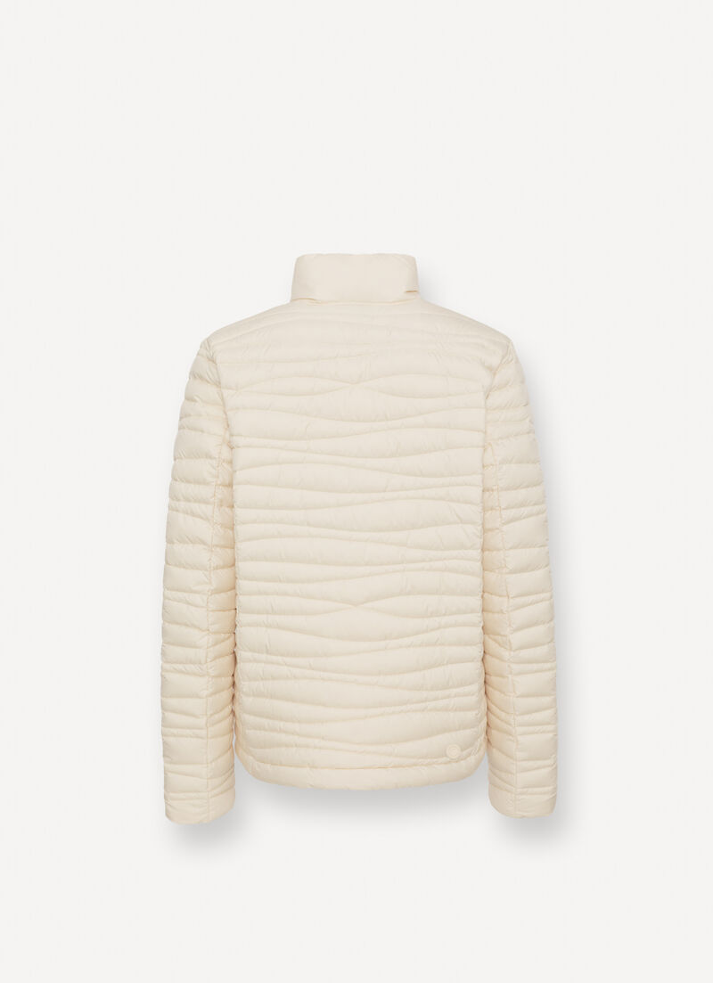 Down jacket with wavy quilting