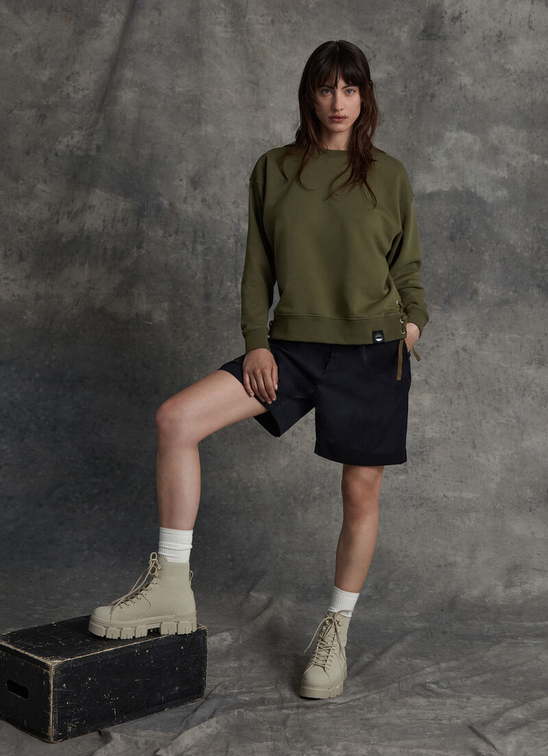 Crewneck sweatshirt with side vents