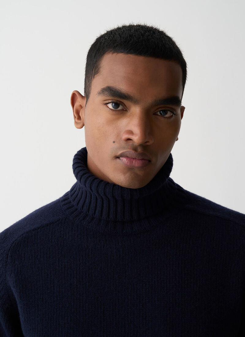 Two-tone polo-neck