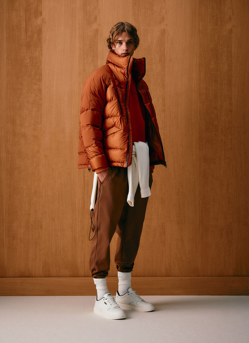 Down jacket with enveloping collar