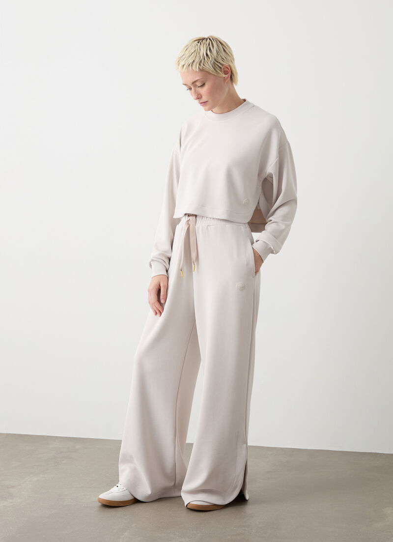 Cropped sweatshirt with rounded hem