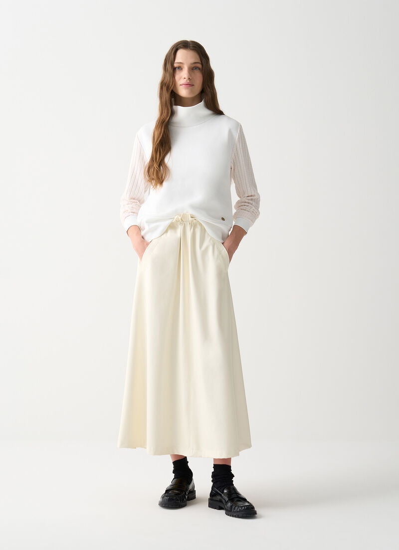 Sweatshirt with cable-knit sleeves