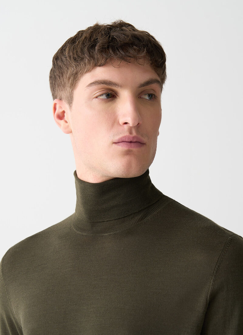 Ultra-fine merino wool polo-neck
