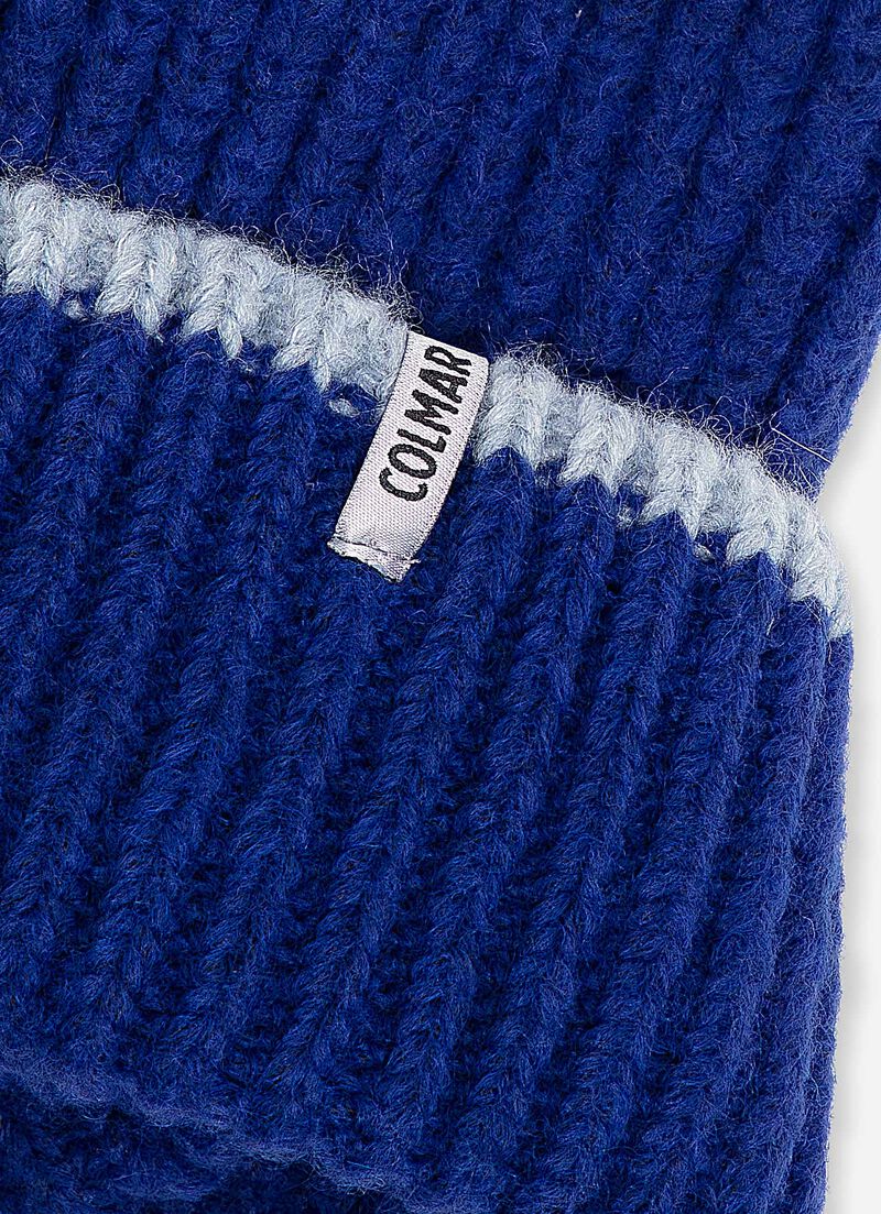 Hat with contrasting line