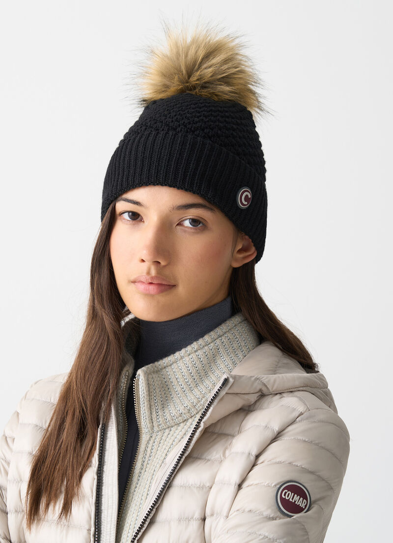 Unisex hat with faux fur pom-pom
