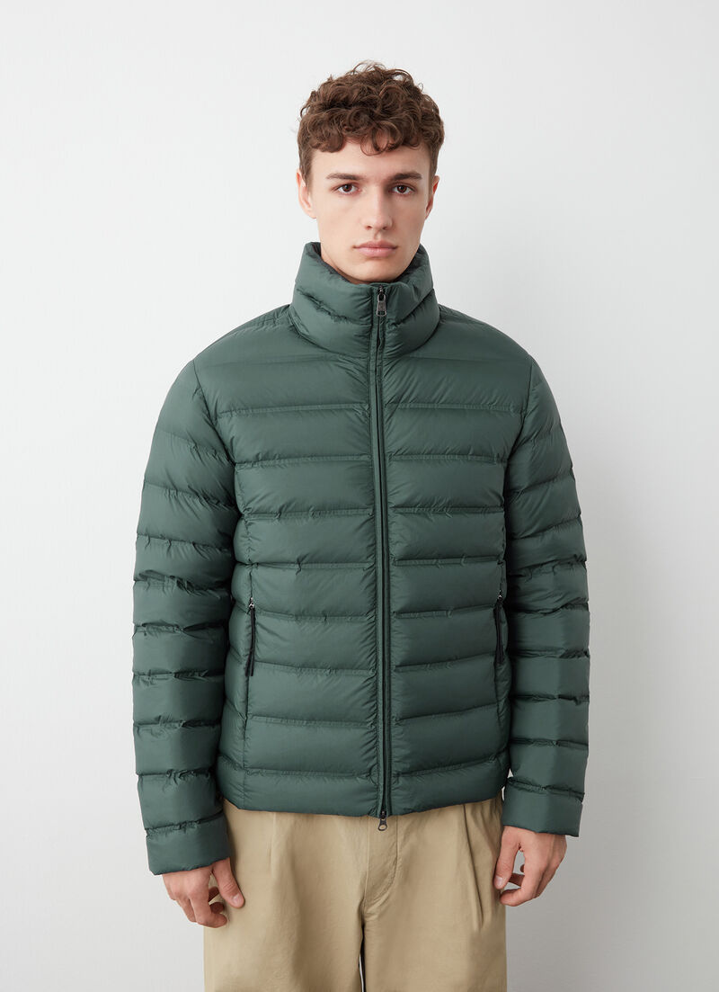 Down jacket with seamless quilting