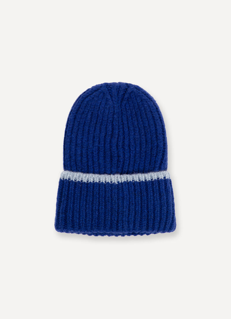 Hat with contrasting line