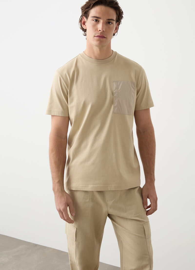 T-shirt with nylon pocket