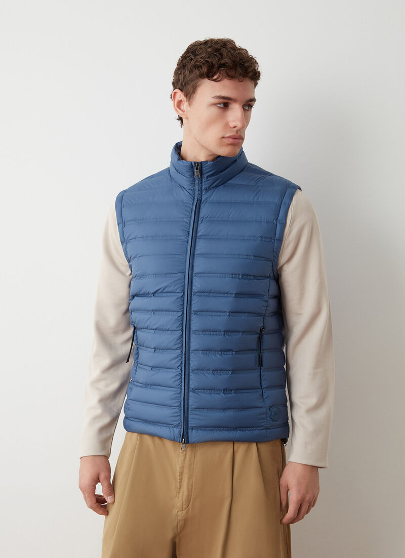 Down vest with seamless quilting