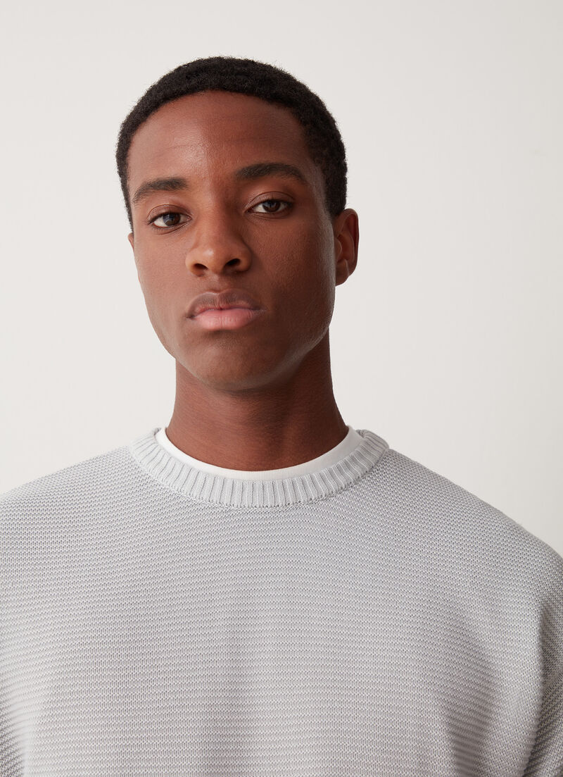 Round-neck pullover with raised knit