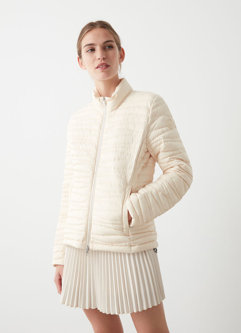 Down jacket with wavy quilting