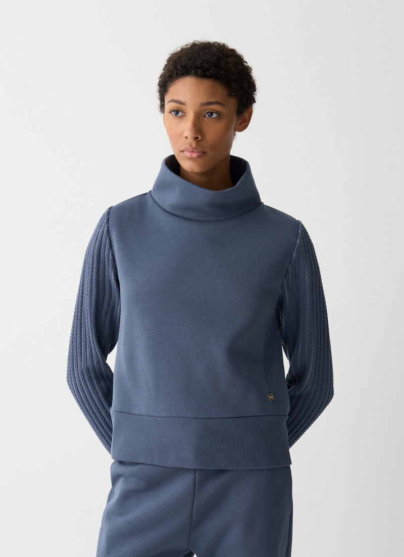 Sweatshirt with cable-knit sleeves