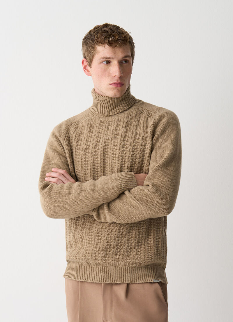 Ribbed polo-neck