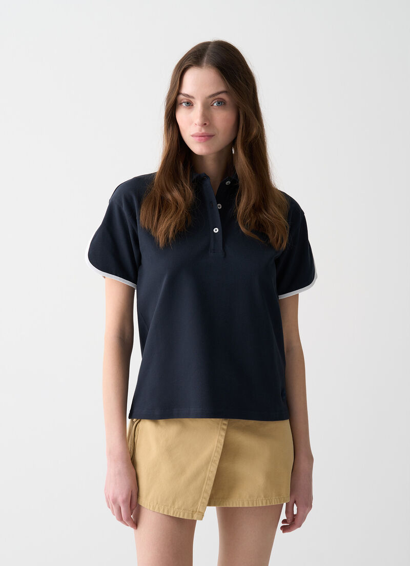 Polo-shirt with rounded sleeves