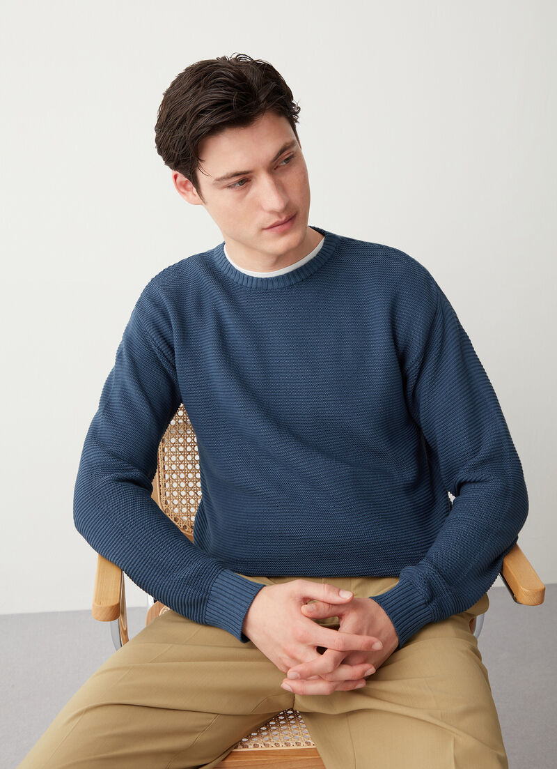 Round-neck pullover with raised knit