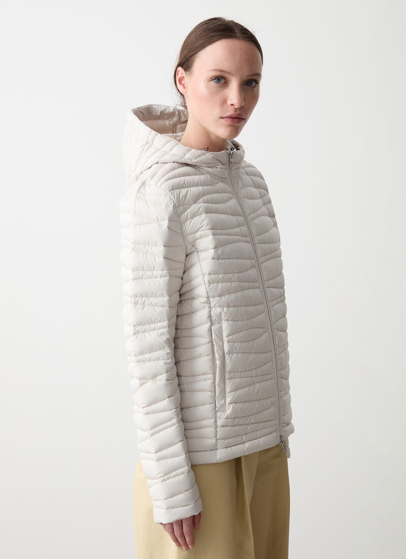 Hooded down jacket with wave quilting