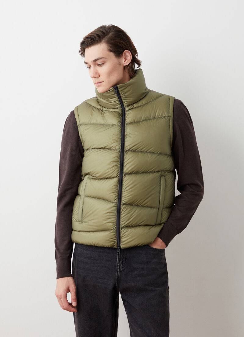 Ripstop nylon down vest with wavy quilting