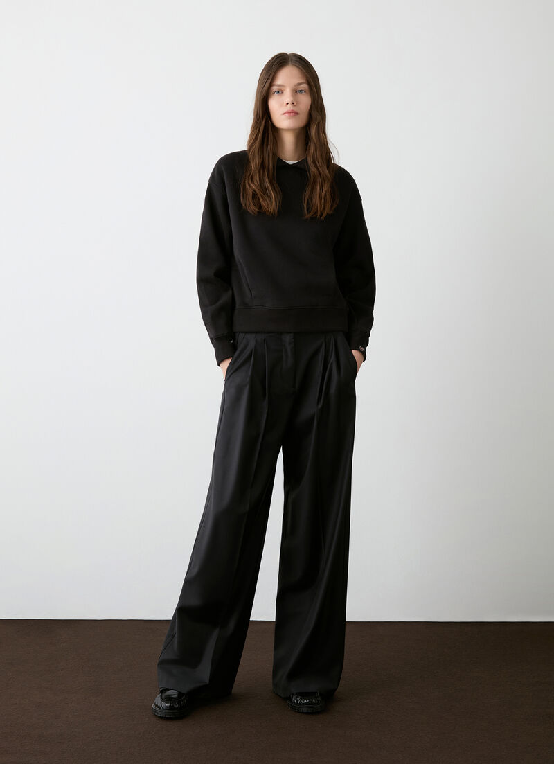 Sweatshirt with collar and darts