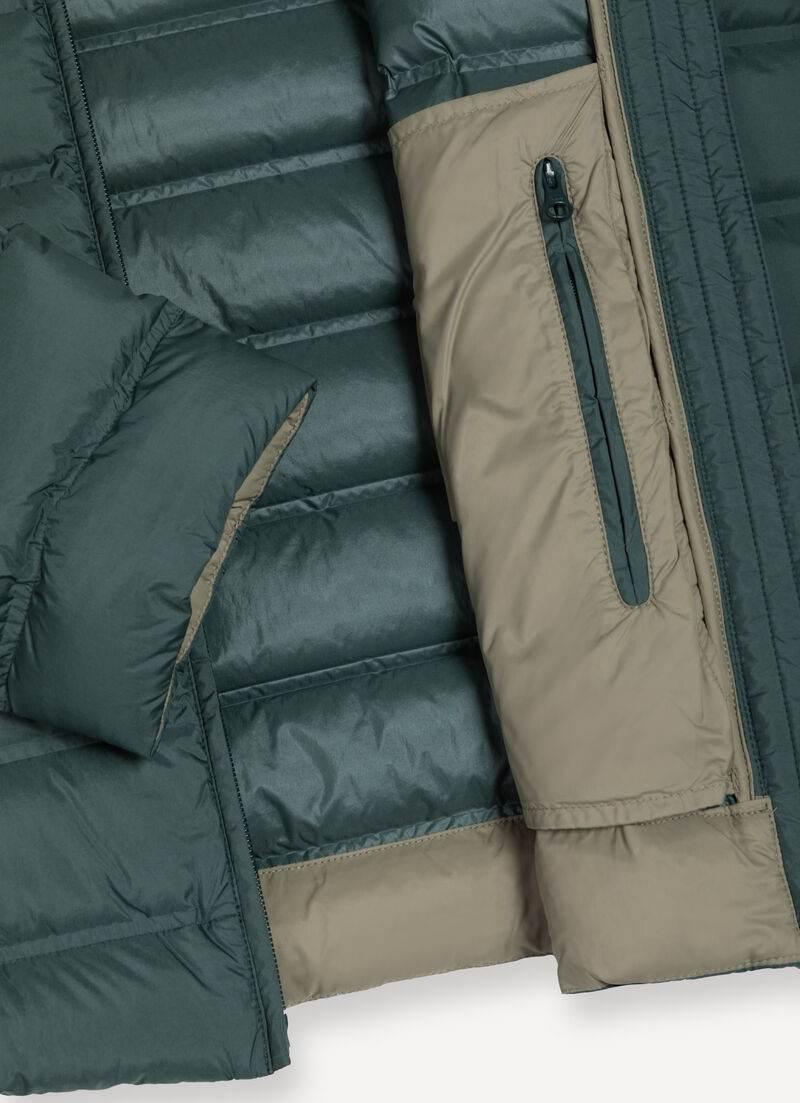 Down jacket with seamless quilting