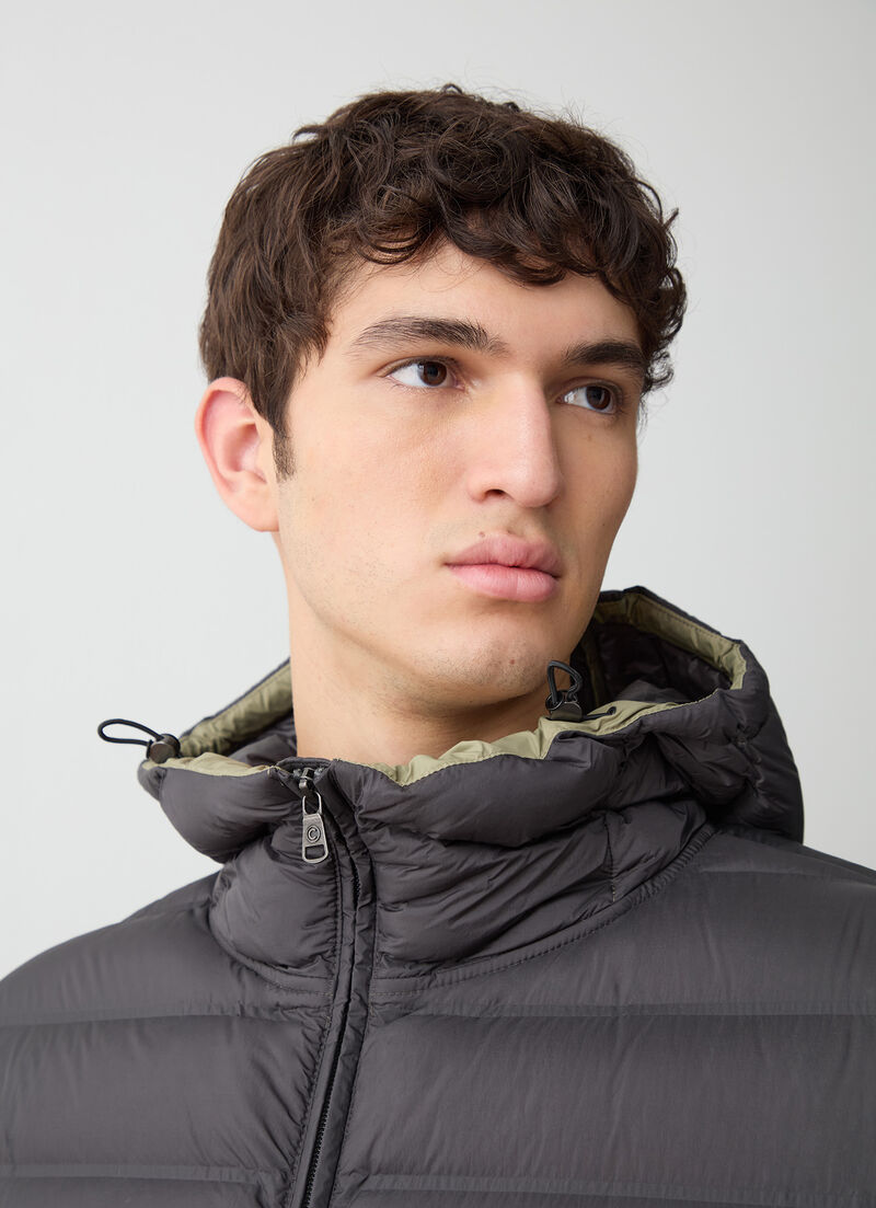Down jacket with seamless quilting
