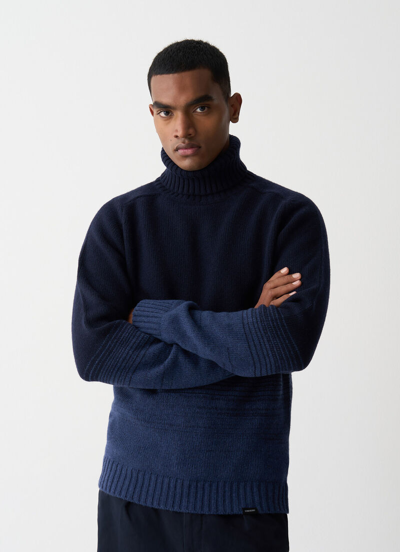 Two-tone polo-neck