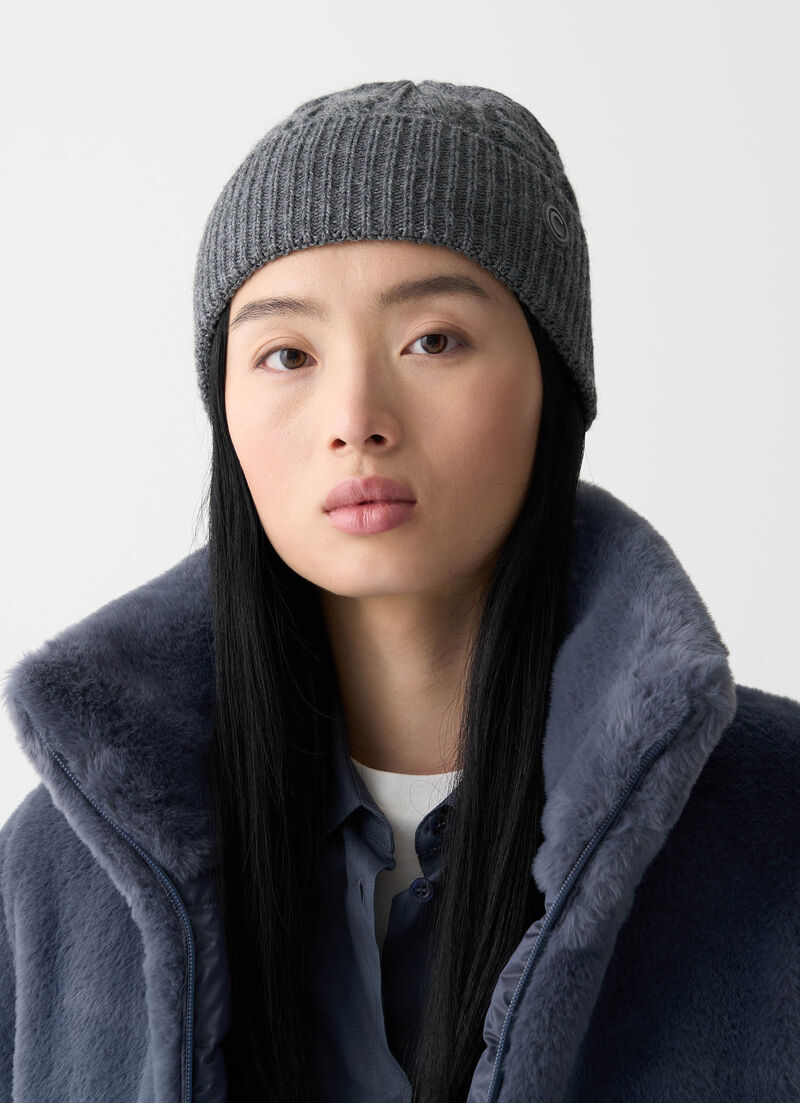 Unisex cable-knit hat