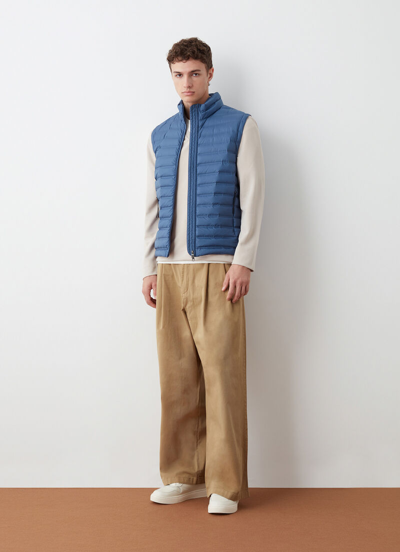 Down vest with seamless quilting