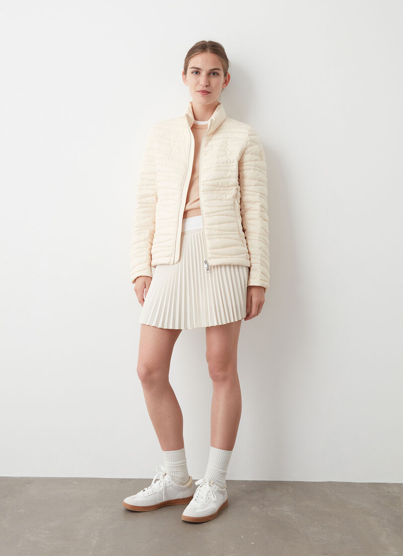 Down jacket with wavy quilting