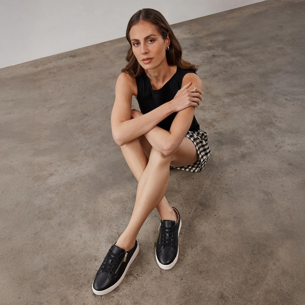 Billie II Black Emboss