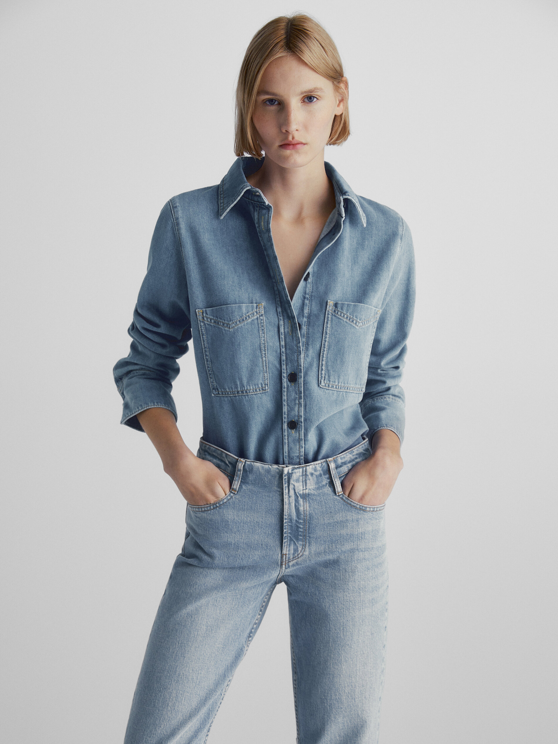 Pantalón vaquero tiro medio slim fit costuras - Azul Claro