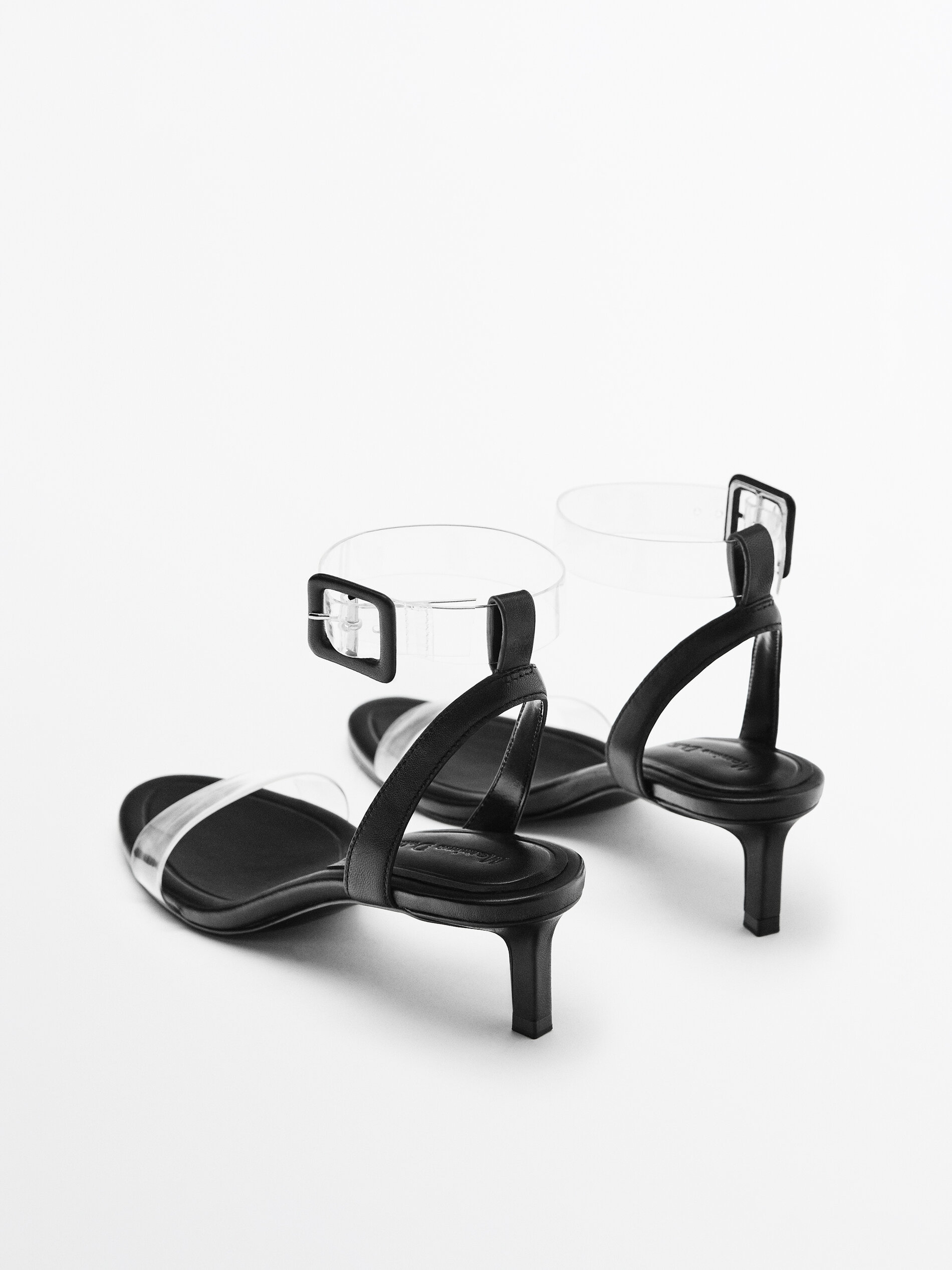 SANDALIA VINILO TACÓN - NEGRO