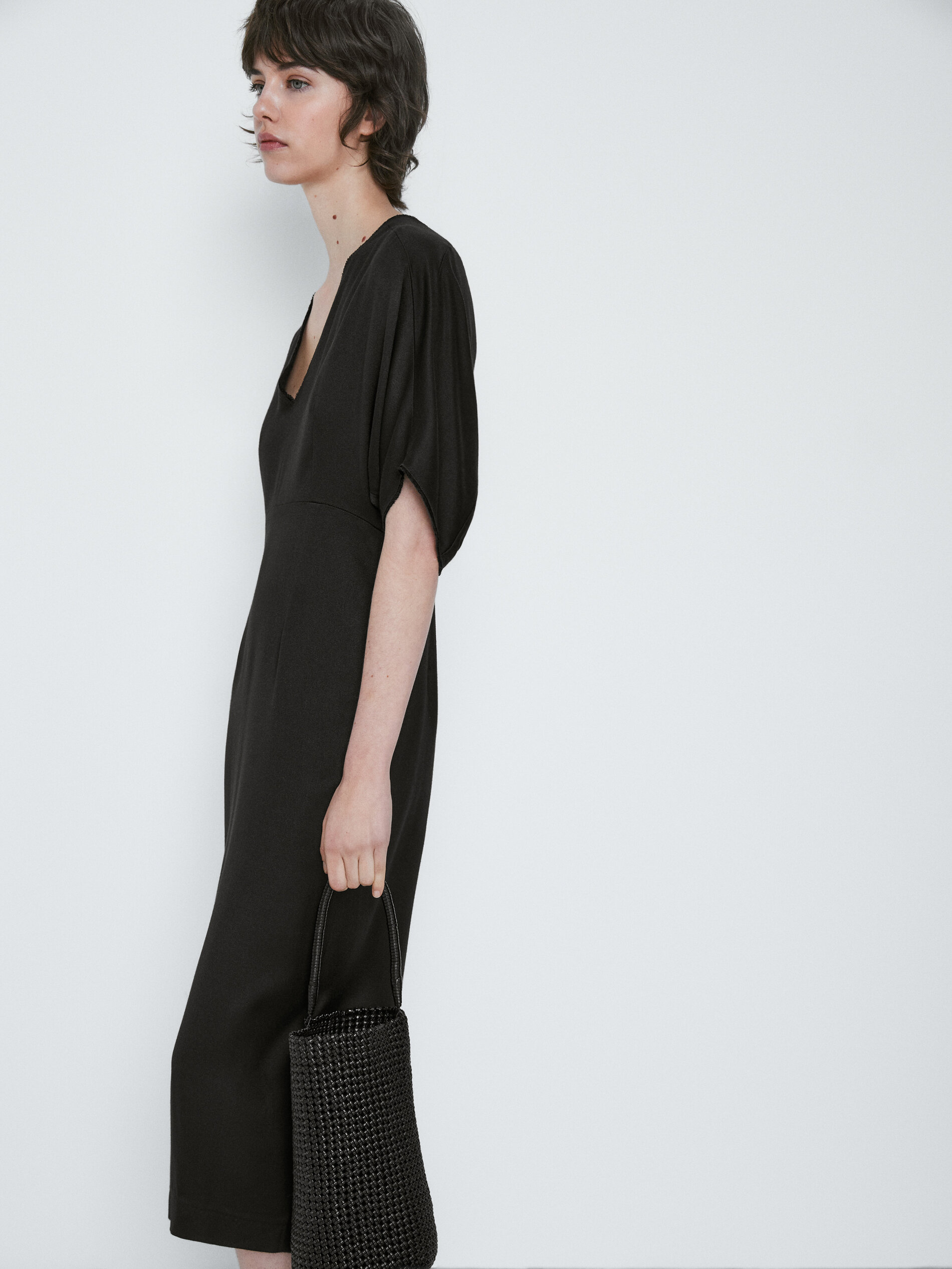 Vestido midi fluido cuello pico - NEGRO